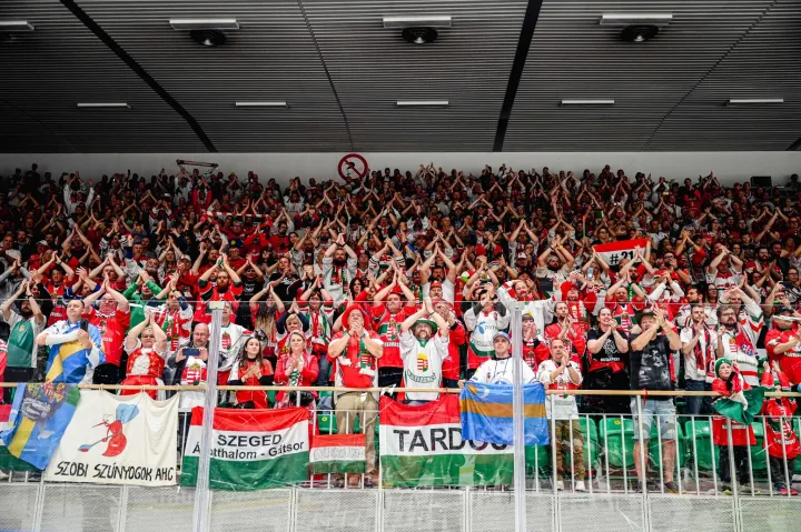 A szurkolók sáljai, lobogói között felbukkan a székely zászló is – Fotó: Vörös Dávid/Magyar Jégkorong Facebook-oldala