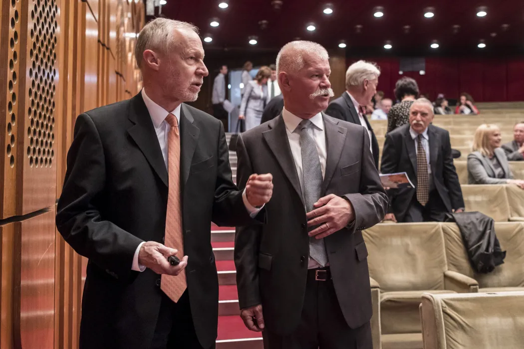 Bogsch Erik, az igazgatóság elnöke (b) és Csák János igazgatósági tag a Richter Gedeon Nyrt. éves rendes közgyűlésén, a fővárosi Honvéd Kulturális Központban, 2017. április 26-án – Fotó: Szigetváry Zsolt / MTI