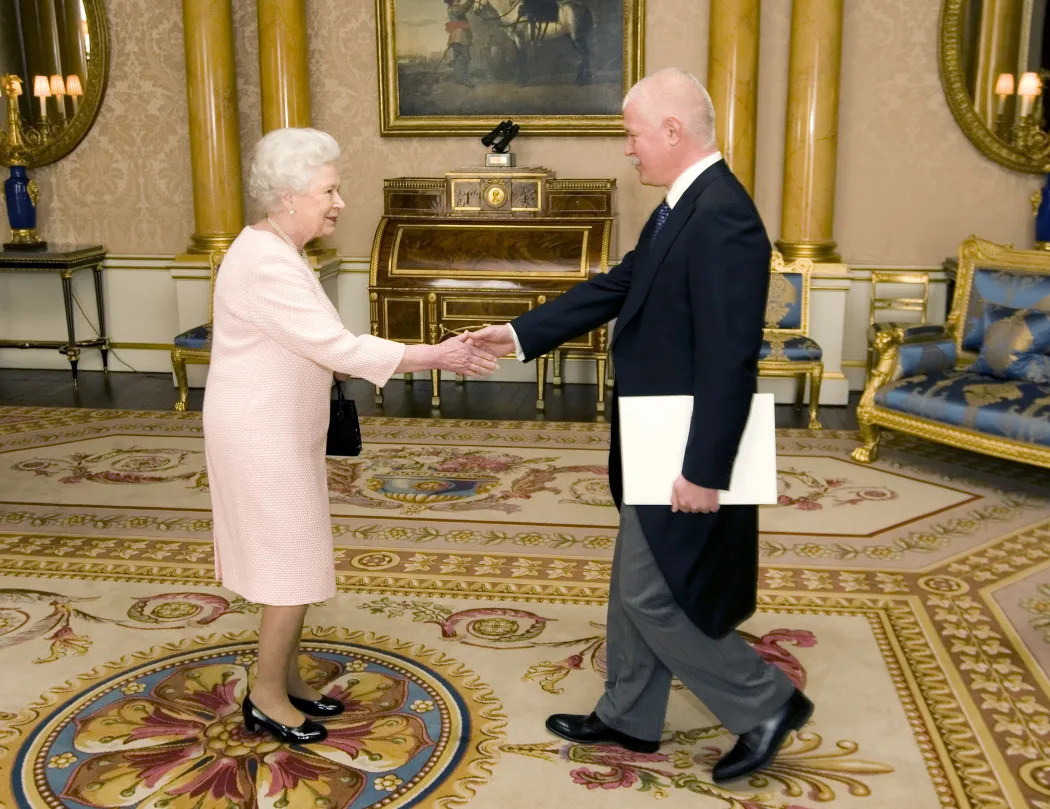 II. Erzsébet brit királynő fogadja Csák Jánost a Buckingham-palotában, 2011. március 8-án, amikor átadta nagyköveti megbízólevelét az uralkodónak – Fotó: Dominic Lipinski / Wpa Pool / Getty Images