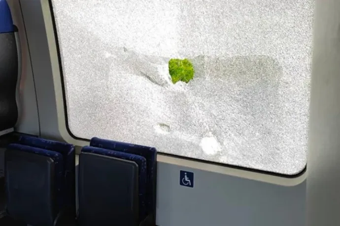 Egy órán át dobálta a dühöngő férfi a veszteglő vonatot, közben ráírta a vérével, hogy Help!