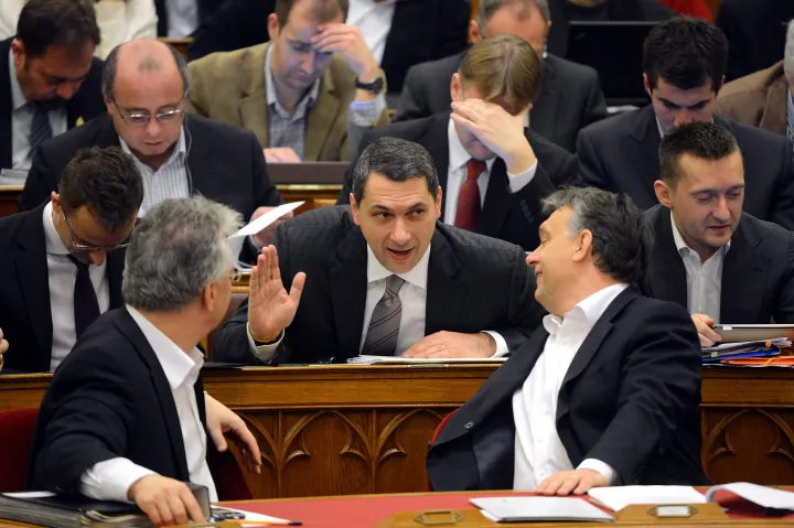 Semjén Zsolt nemzetpolitikáért felelős miniszterelnök-helyettes, Lázár János Miniszterelnökséget vezető államtitkár és Orbán Viktor miniszterelnök beszélget az Országgyűlés plenáris ülésén 2012. december 11-én – Fotó: Kovács Tamás / MTI