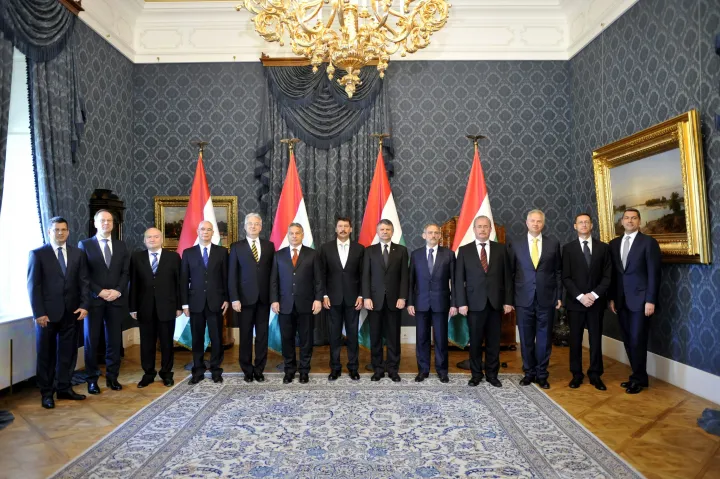 A kormányának tagjai a miniszteri kinevezések alkalmából tartott ünnepség Budapesten, a Sándor-palotában 2014. június 6-án – Fotó: Kovács Attila / MTI