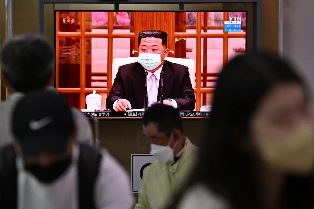 Kim Dzsongun maszkban – Fotó: Anthony Wallace / AFP or licensors