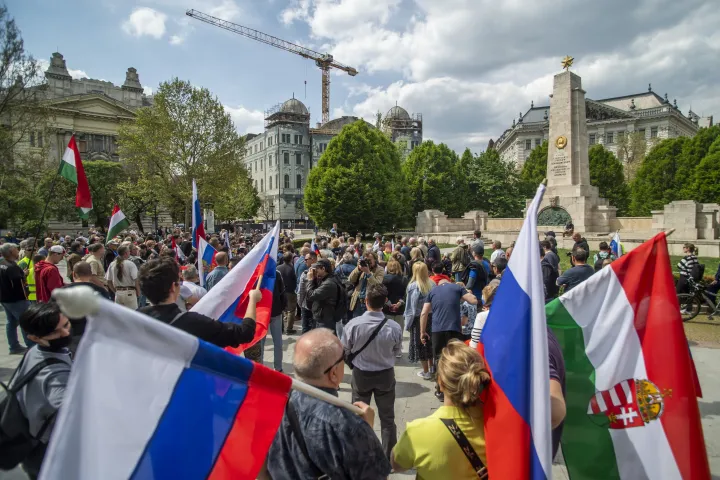 Az Oroszország melletti szimpátiatüntetés résztvevői a belvárosi Szabadság téren 2022. április 30-án – Fotó: Balogh Zoltán / MTI