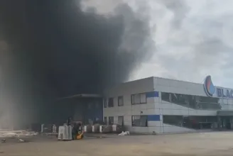 Kigyulladt két nagyváradi cég raktára, a tűz 4000 négyzetméteren égett