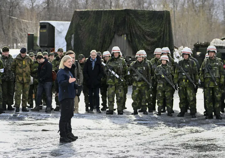 Magdalena Andersson svéd miniszterelnök a Norvégia által vezetett "Hideg válasz" NATO-hadgyakorlaton tett látogatáson Norvégiában 2022. március 21-én. A gyakorlaton a nem NATO-tag Svédország 1500 katonával vett részt – Fotó: Anders Wiklund / TT / AFP