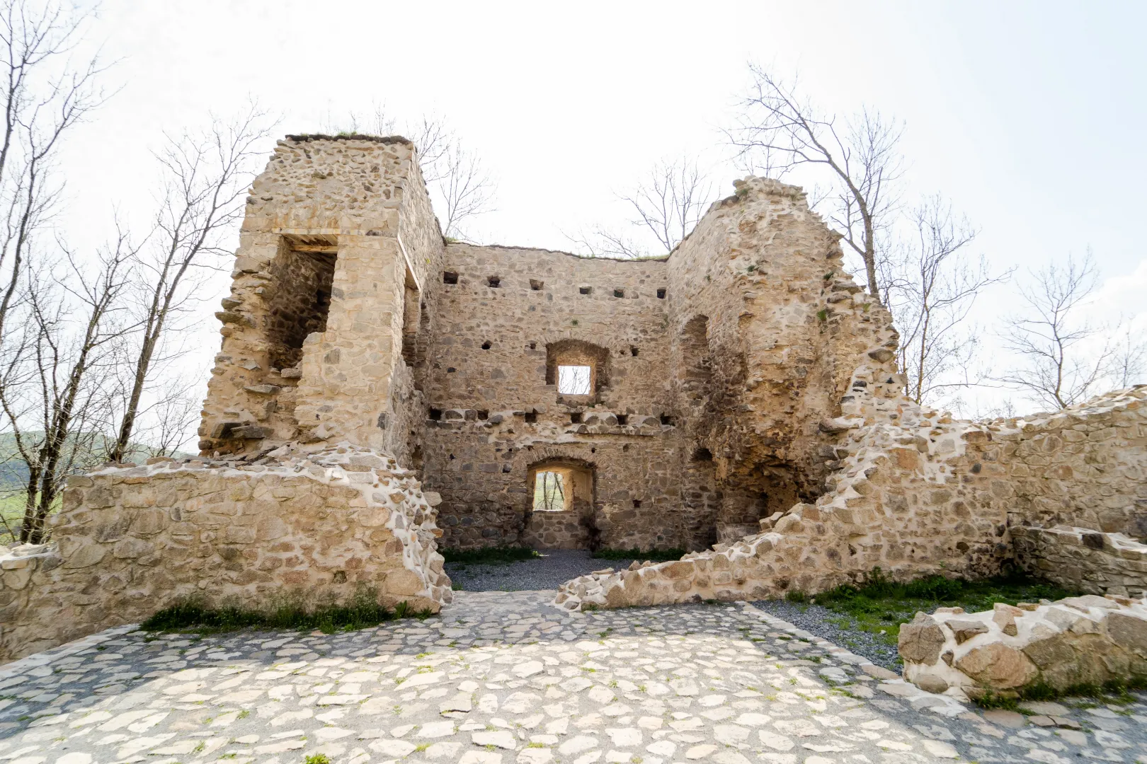 A vár keleti oldalán álló egykori bástya romjai – Fotó: Tóth Helga / Transtelex