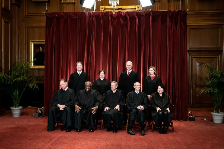 A legfelsőbb bírósága tagjai, középen, ülve, John Roberts – Fotó: Erin Schaff-Pool / Getty Images