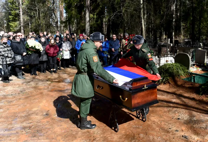 Orosz katonák letakarják a 20 éves Nyikita Avrov koporsóját a lugai temetésén április 11-én. A katona március 27-én esett el az invázió közben – Fotó: AFP
