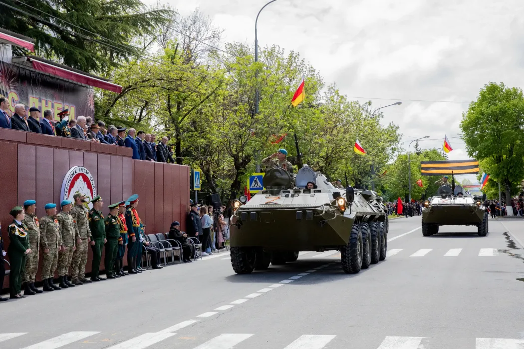Győzelem-napi katonai felvonulás május 9-én Chinvaliban, Dél-Oszétia fővárosában – Fotó: Sputnik / AFP