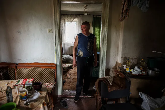 Egy Harkiv közelében lévő falu, Vilhivka egyik lakója tér vissza lakásába, ahol szerinte orosz katonák tanyáztak – Fotó: Dimitar Dilkoff / AFP