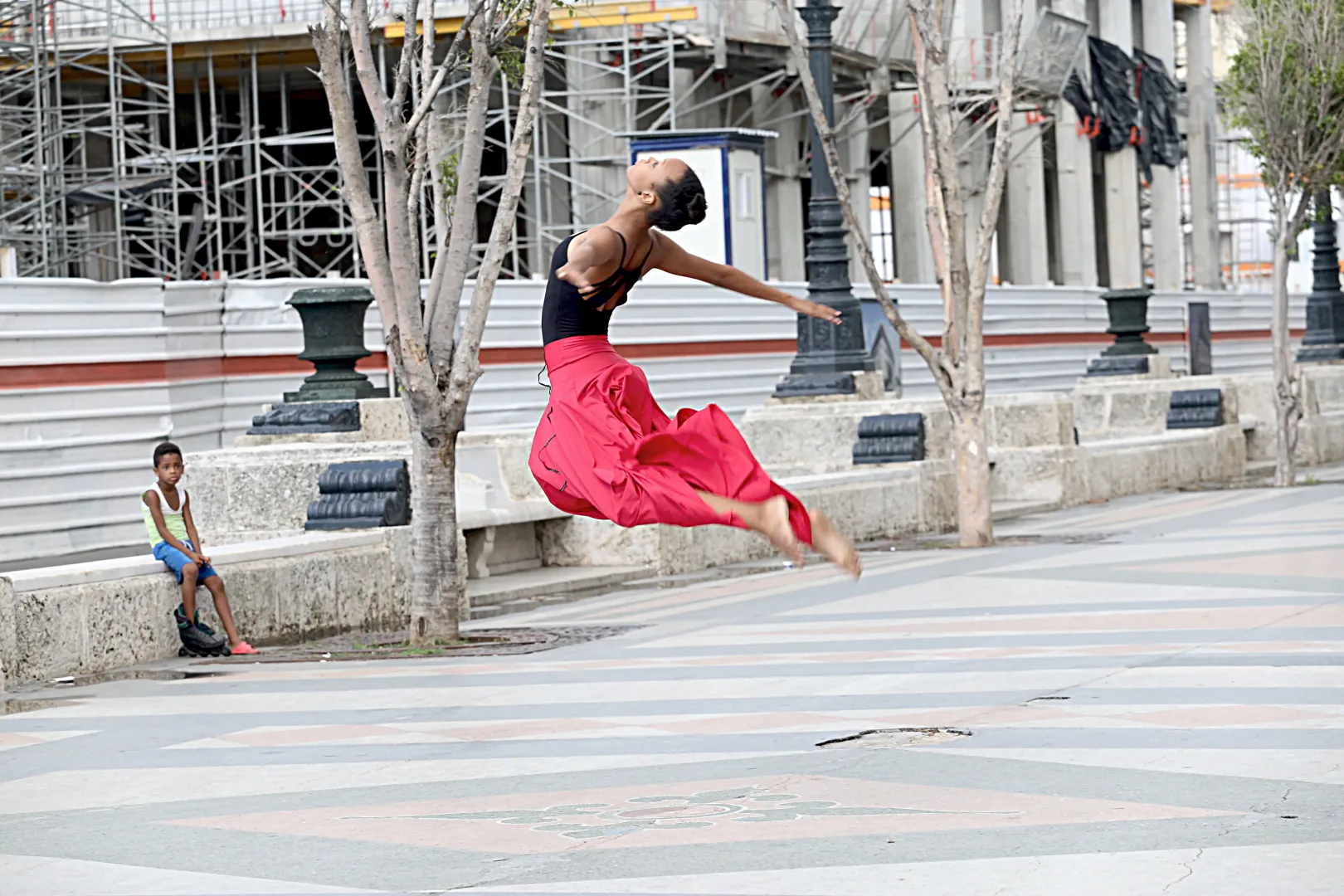 Táncosnő Havanna utcáin. Ahogy felugrott a levegőbe, az általa hőn vágyott szabadságot szimbolizálta – Fotó: Turós Margaréta