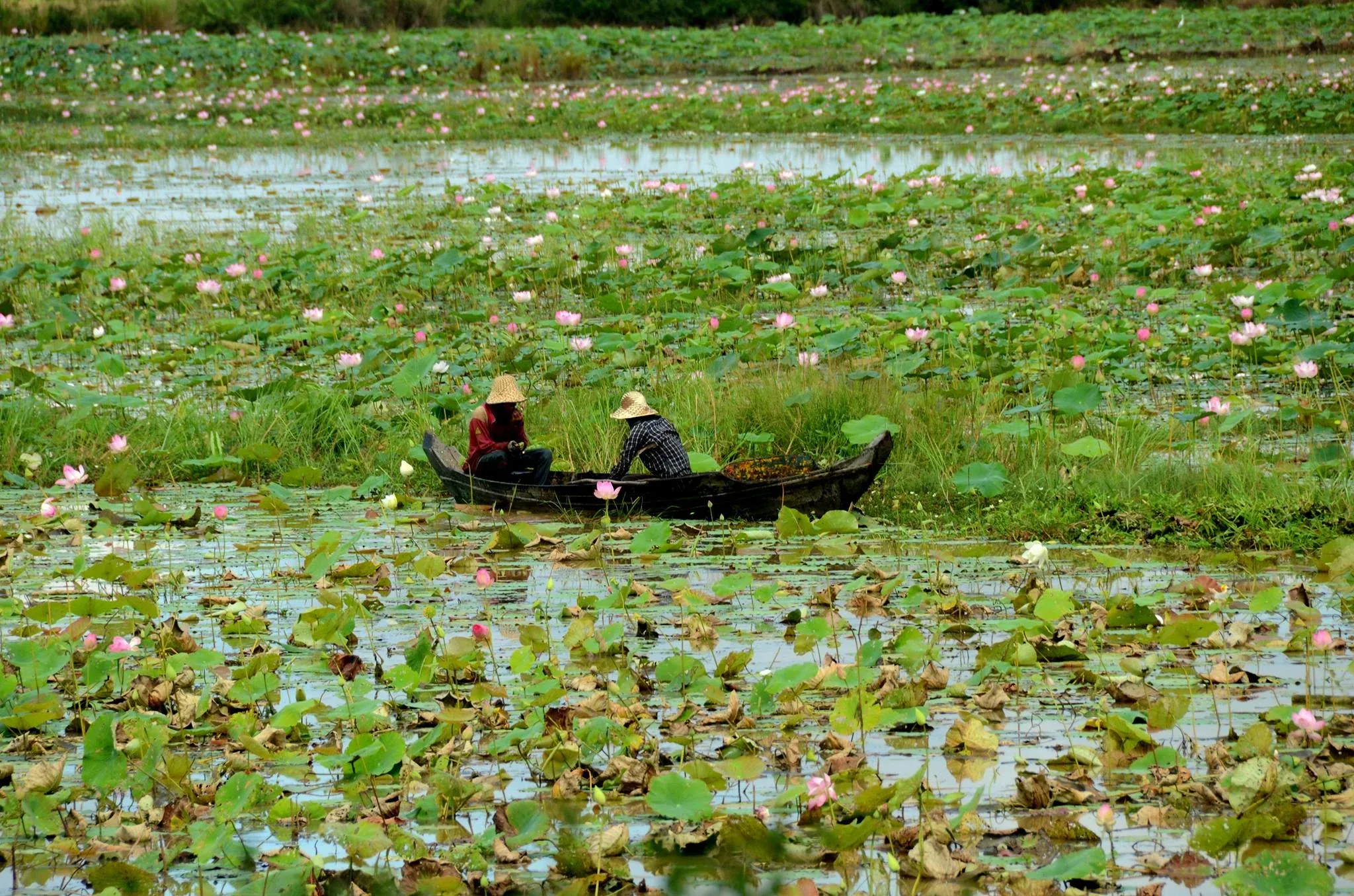 Kambodzsai csónakosok – Fotó: Turós Margaréta