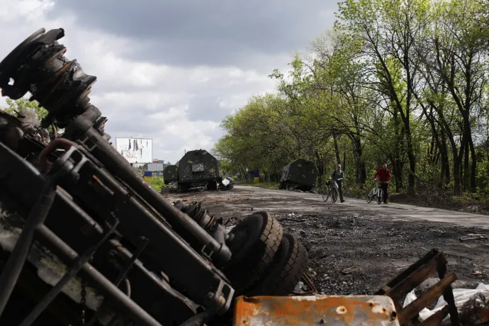 Kilőtt orosz katonai járművek Harkiv mellett, május 13-án – Fotó: Ricardo Moraes/Reuters