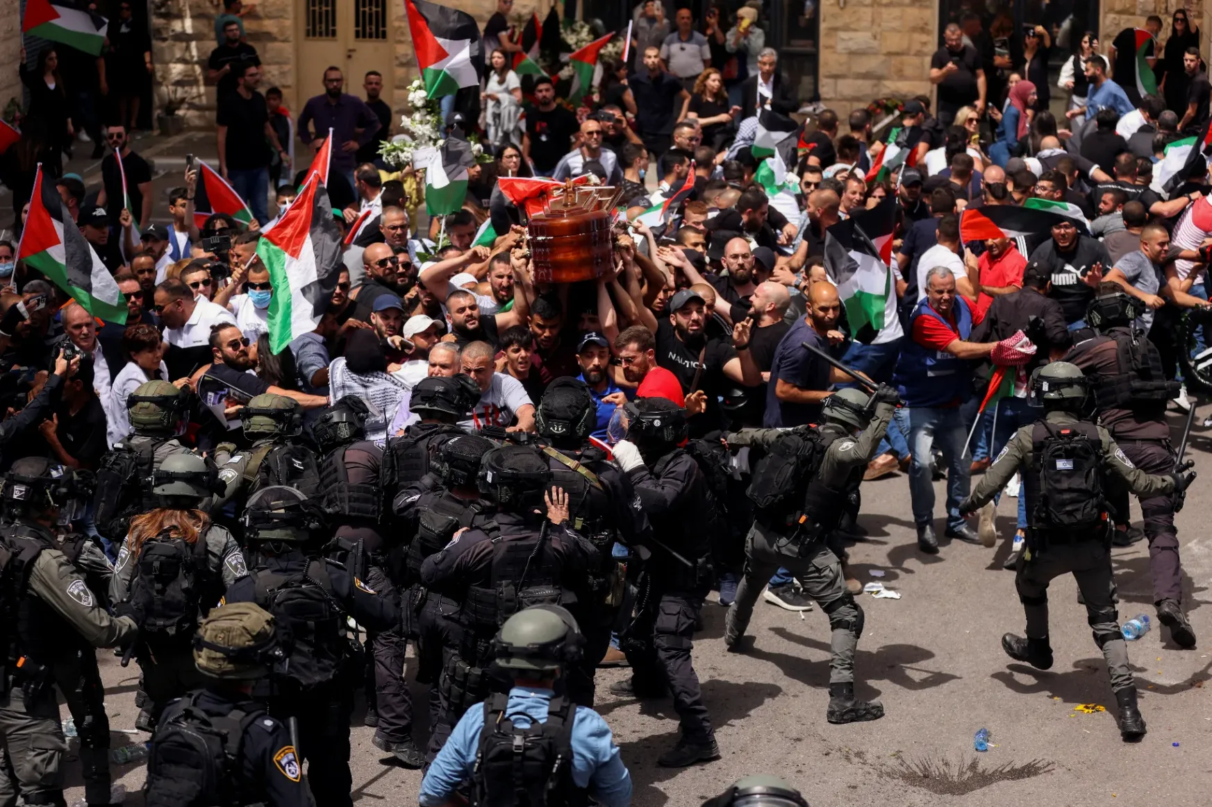A lelőtt al-Dzsazíra-újságíró koporsóját vivő tömegre támadtak az izraeli rendőrök