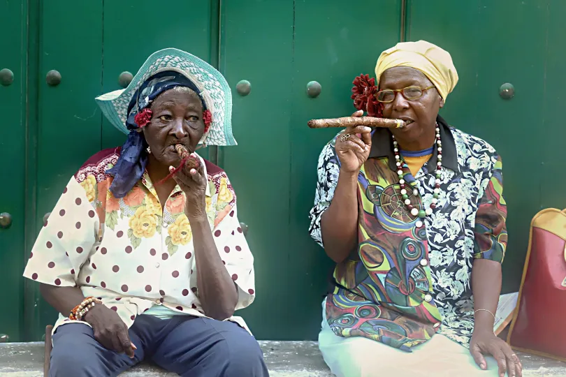 „Cigarettafüst az élet": kubai nők, a bal alsó sarokban látható 102 éves – Fotók: Turós Margaréta