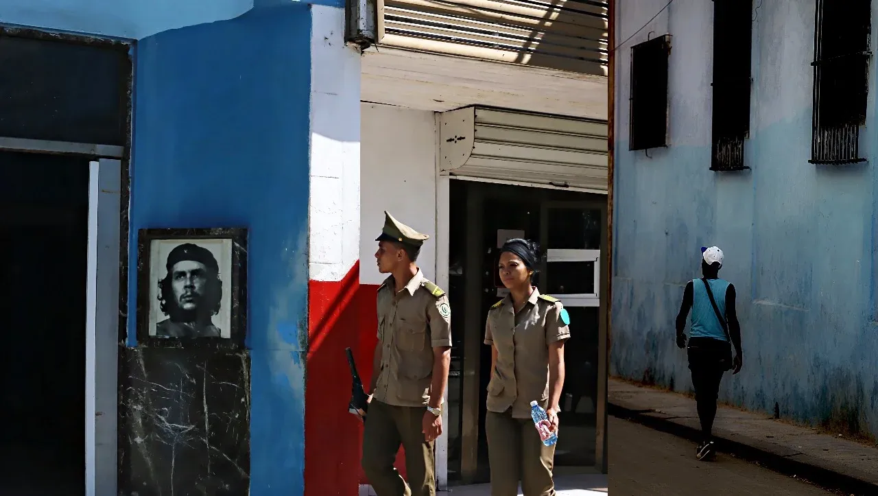 „A rendőrök mindenhol ott vannak az utcákon,négyes csoportokban járőrőznek, háttérben Che vagy Fidel képe mindenhol. A jobboldalon egy férfi távolodik, szívében mindig kubai marad, de lehet, egy más világrólálmodik” – Fotó: Turós Margaréta