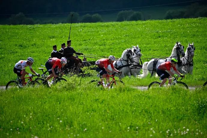 A mezőny Szilvásváradnál lovas kocsis kíséretet is kapott – Fotó: tdh.hu