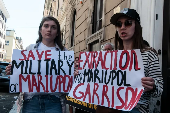 A mariupoli acélgyárban rekedt egyik ukrán katona családtagjai tüntetnek a római török nagykövetség előtt 2022. május 13-án – Fotó: Andrea Ronchini / NurPhoto via AFP