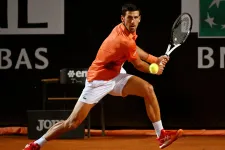Djoković ezredik meccsét nyerte, döntős a római tenisztornán