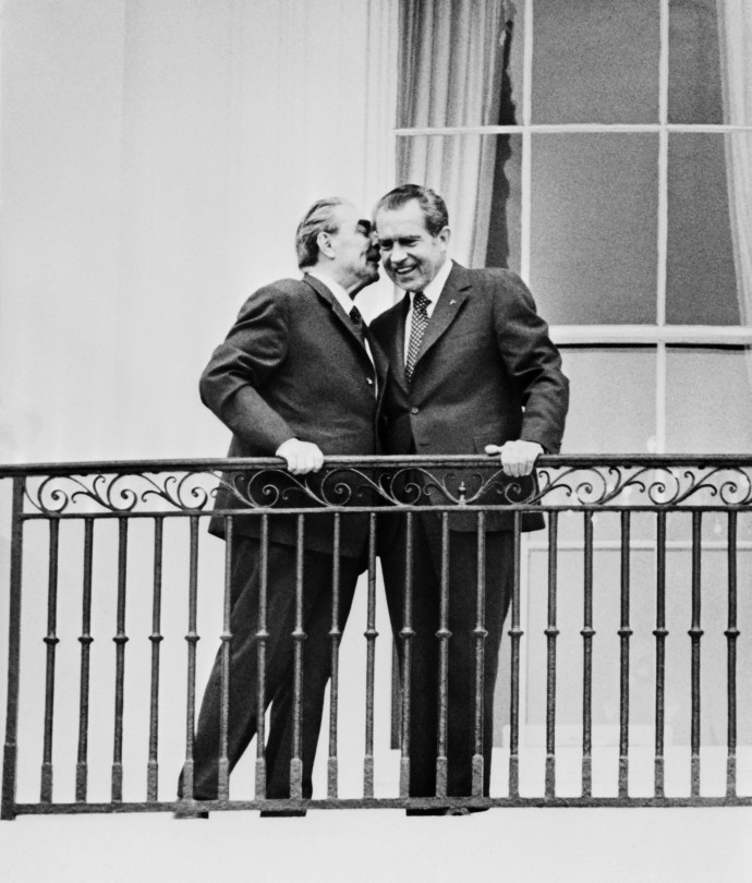 Leonyid Brezsnev szovjet pártfőtitkár és Richard Nixon amerikai elnök erkélyjelenete a Fehér Házban 1973 júniusában. Fotó: CONSOLIDATED / AFP