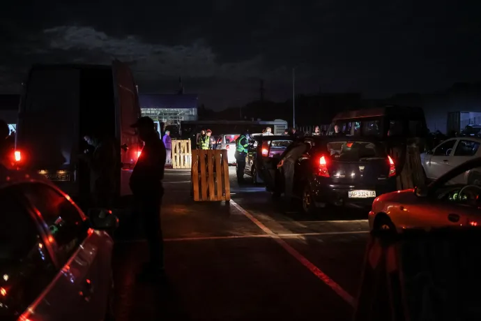 Reuters: Mariupolból menekülők hosszú konvoja érkezett meg Zaporizzsjába