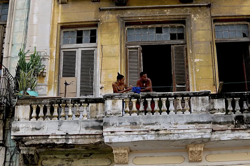 „Tipikus havannai életképek: a kopott koloniál házak erkélyein kihajolnak és nézik az elmúló időt, fiatalok és idősek és Kuba
így marad örökké az ott elsétáló szemében. A régi, kiselejtezett amerikai autók is Havanna szimbólumai” – Fotók: Turós Margaréta 