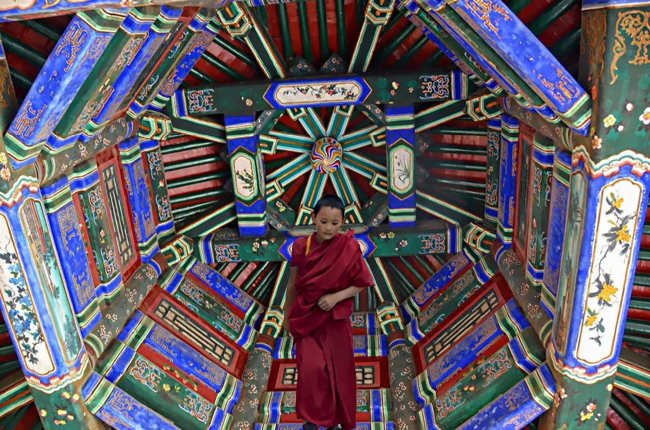 Tibet: a Kumbum kolostort 1538-ban építették, Lhasa után ez a legnagyobb. A kolostor mennyezete egy kis lámával – Fotó: Turós Margaréta