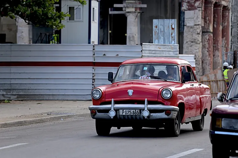 „Tipikus havannai életképek: a kopott koloniál házak erkélyein kihajolnak és nézik az elmúló időt, fiatalok és idősek és Kuba
így marad örökké az ott elsétáló szemében. A régi, kiselejtezett amerikai autók is Havanna szimbólumai” – Fotók: Turós Margaréta 