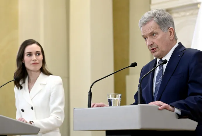 Sanna Marin finn miniszterelnök és Sauli Niinistö finn államfő a NATO-csatlakozásról szóló vasárnapi sajtótájékoztatón – Fotó: Heikki Saukkomaa / Lehtikuva via Reuters