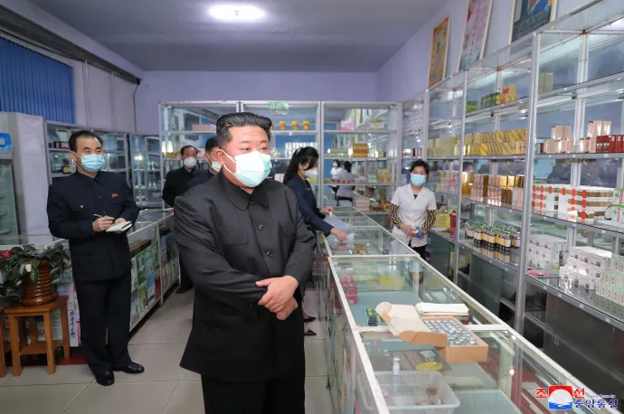 Kim Dzsongun egy gyógyszertárat ellenőriz Phenjanban – Fotó: KCNA via Reuters