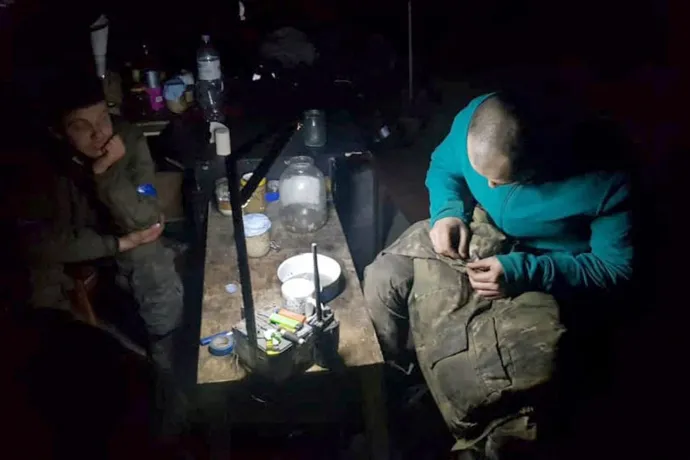Ukrán katonák felszerelést javítanak az Azovsztal vasmű alatti bunkerben május 15-én – Fotó: Courtesy of Press service of the State Border Guard Service of Ukraine / Reuters