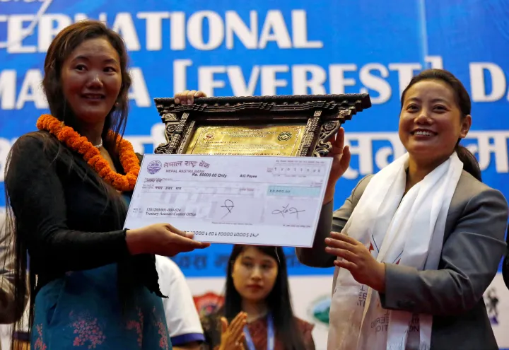 Lakpa serpa átveszi a Sir Edmund Hillaryról elnevezett hegymászódíjat a 2018-as Nemzetközi Everest-nap alkalmából rendezett ünnepségen Katmanduban – Fotó: Navesh Chitrakar via Reuters