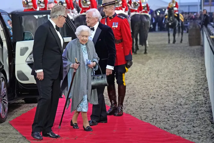 II. Erzsébet érkezik a vasárnap esti rendezvényre Fotó: Steve Parsons / POOl / AFP