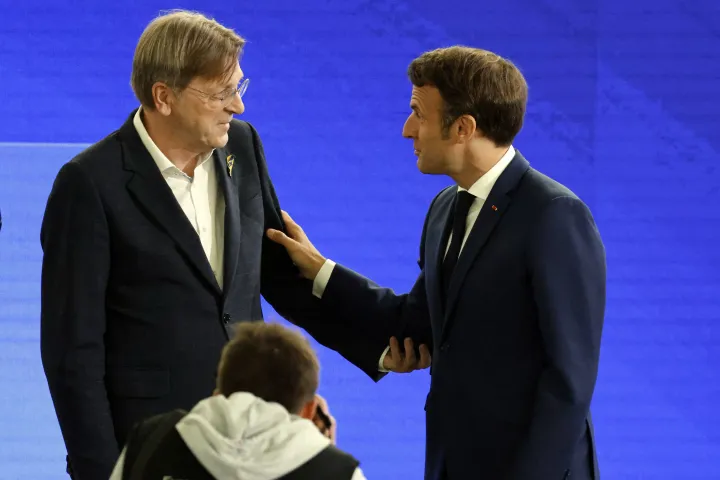 Emmanuel Macron francia elnök köszönti Guy Verhofstadt belga európai parlamenti képviselőt az Európa jövőjéről szóló konferencia záróülésén és a reformjavaslatokat tartalmazó jelentés közzétételén Strasbourgban 2022. május 9-én – Fotó: Ludovic Marin / AFP