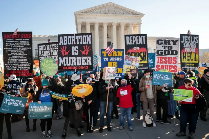 Abortuszellenes és az abortusz tiltását ellenző tüntetők a legfelsőbb bíróság épülete előtt Washingtonban 2021 decemberében – Fotó: Chip Somodevilla / Getty Images