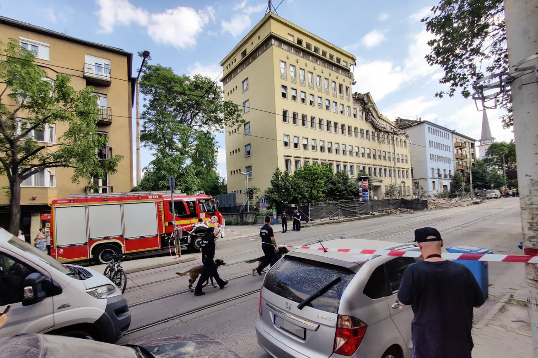 Budapesten leomlott két szint egy Böszörményi úti üresen álló épületből, a rendőrség nyomoz