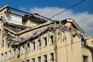 Budapesten leomlott két szint egy Böszörményi úti üresen álló épületből, a rendőrség nyomoz