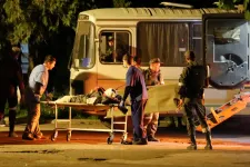 Tucatnyi busszal hoztak ki katonákat a mariupoli vasműből, az is lehet, hogy mindet