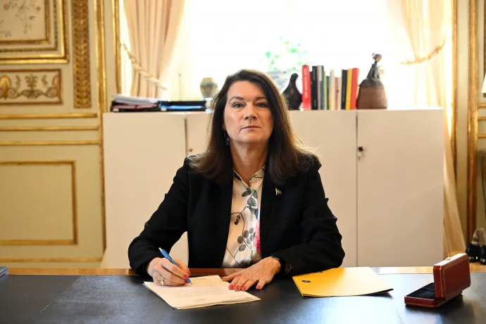 Ann Linde svéd külügyminiszter aláírja Svédország NATO-csatlakozási kérelmét 2022. május 17-én, Stockholmban – Fotó: Tt News Agency / TT NEWS AGENCY via Reuters