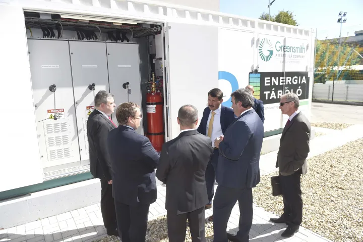 Áder János köztársasági elnök résztvevőkkel beszélget az Alteo Nyrt. új akkumulátoros villamosenergia-tárolójának átadásán a cég XIV. kerületi, Füredi úti telephelyén 2019. szeptember 13-án – Fotó: Bruzák Noémi / MTI