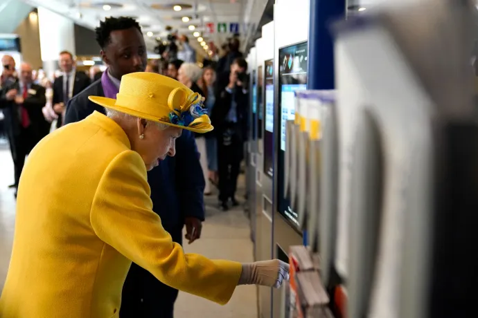 II. Erzsébet kapott egy londoni BKK-bérletet, miután meglátogatta az új metrót