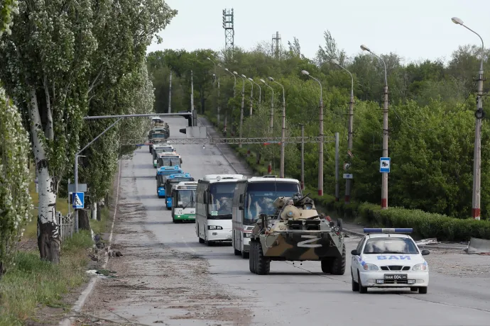 Buszokkal evakuálják a mariupoli Azovsztal acélgyár ukrán védőit 2022. május 17-én – Fotó: Alexander Ermochenko / Reuters