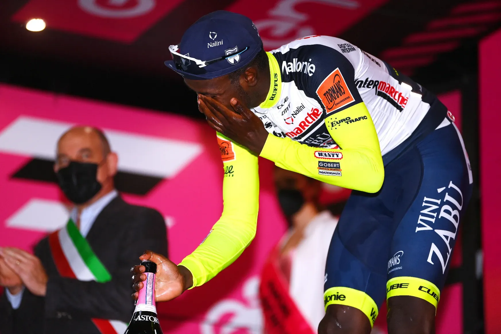 Szemen lőtte magát pezsgősdugóval a Giro friss szakaszgyőztese, veszélybe került a versenye