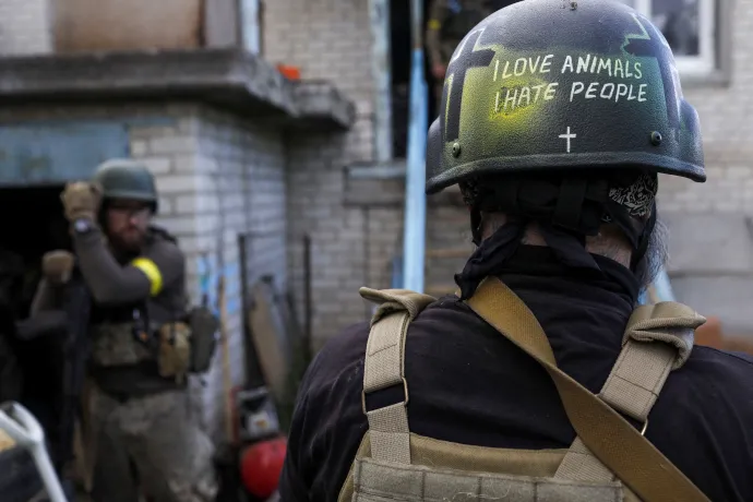 "Szeretem az állatokat, utálom az embereket” felirat egy ukrán katona sisakján a harkivi régióban 2022. május 16-án – Fotó: Ricardo Moraes / Reuters