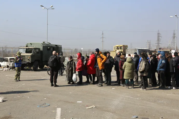 Civilek várakoznak az evakuálásra Mariupolban március 24-én – Fotó: Leon Klein / Anadolu Agency / AFP