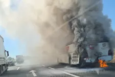 Sportolókat szállított az M1-es autópályán kigyulladt busz
