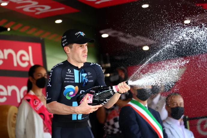 Az idei Giro első olasz győztese pezsgőbontásban sem hibázott