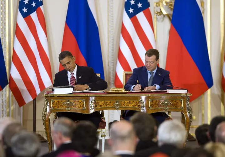 Barack Obama korábbi amerikai elnök és Dmitrij Medvegyev korábbi orosz elnök aláírja a két ország közötti legújabb, "új START" nukleáris fegyverzetcsökkentési szerződést 2010. április 8-án – Fotó: Getty Images