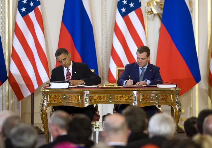 Barack Obama korábbi amerikai elnök és Dmitrij Medvegyev korábbi orosz elnök aláírja a két ország közötti legújabb, "új START" nukleáris fegyverzetcsökkentési szerződést 2010. április 8-án – Fotó: Getty Images